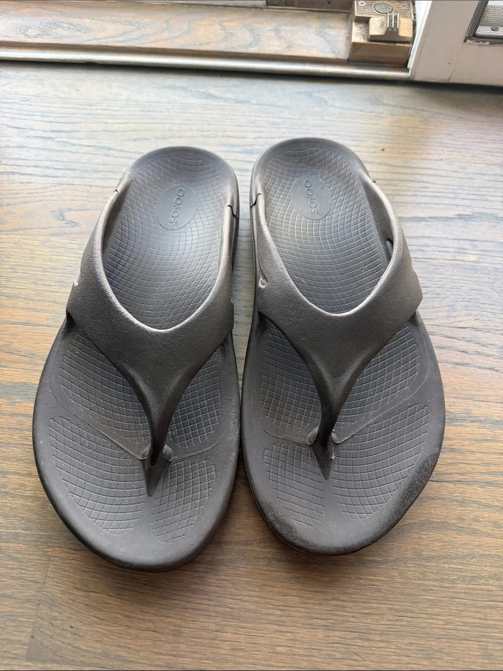 OOFOS Men's Brown Recovery Thong Sandals
